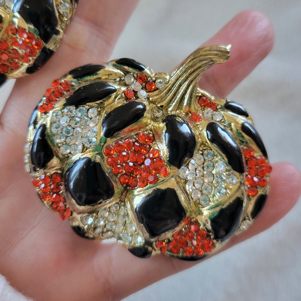 Tahari | Gold Tone Harlequin Rhinestone Pumpkin Napkin Holders (2 pc) - Picture 8 of 10